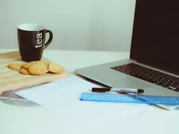 Comer en la oficina añade 100.000 calorías al año a tu dieta. Comer en la oficina añade 100.000 calorías al año a tu dieta.