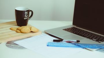 Comer en la oficina añade 100.000 calorías al año a tu dieta.