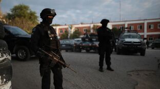 Miembros de la Polic&iacute;a Federal patrullan las calles en M&eacute;xico