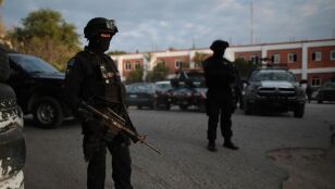 Miembros de la Polic&iacute;a Federal patrullan las calles en M&eacute;xico