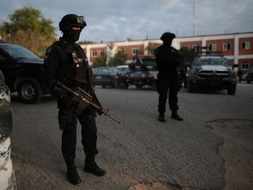 Miembros de la Policía Federal patrullan las calles en México