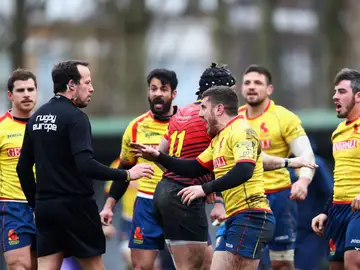 Los jugadores españoles reclaman una jugada ante el colegiado Vlad Iordachescu Los jugadores españoles reclaman una jugada ante el colegiado Vlad Iordachescu
