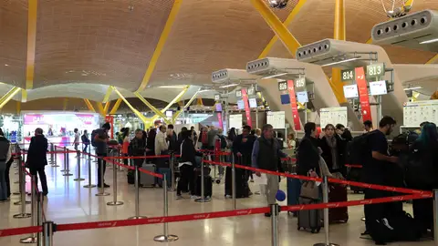 Pasajeros esperan ante los mostradores de facturación del aeropuerto de Barajas Pasajeros esperan ante los mostradores de facturación del aeropuerto de Barajas