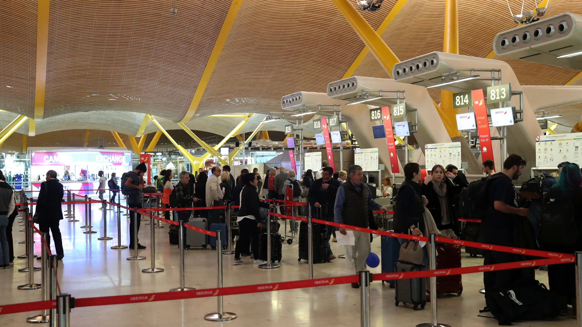 Pasajeros esperan ante los mostradores de facturación del aeropuerto de Barajas Pasajeros esperan ante los mostradores de facturación del aeropuerto de Barajas