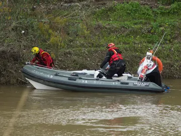 Bomberos durante las labores de búsqueda en el arroyo donde desapareció el Guardia Civil Bomberos durante las labores de búsqueda en el arroyo donde desapareció el Guardia Civil