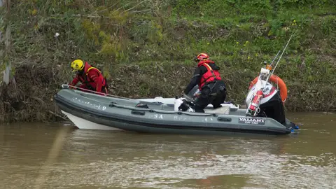 Bomberos durante las labores de búsqueda en el arroyo donde desapareció el Guardia Civil Bomberos durante las labores de búsqueda en el arroyo donde desapareció el Guardia Civil