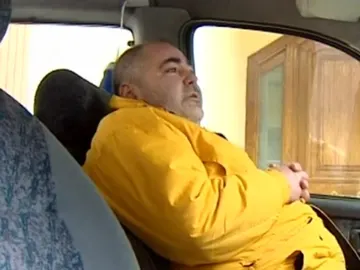 un hombre duerme en su furgoneta un hombre duerme en su furgoneta