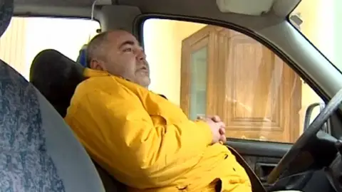 un hombre duerme en su furgoneta un hombre duerme en su furgoneta
