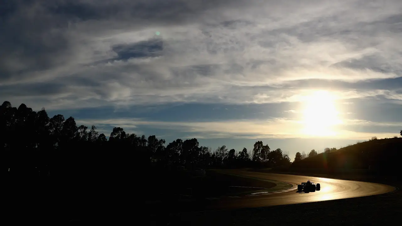 Daniel Ricciardo pilota el Red Bull en los test invernales en Montmeló