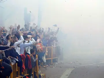 El público asistente a la tradicional Mascletá disparada en la plaza del Ayuntamiento El público asistente a la tradicional Mascletá disparada en la plaza del Ayuntamiento