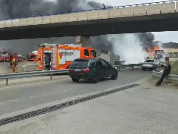 Un camión que transportaba bobinas de hilo arde después de chocar contra otro camión en Beneixida