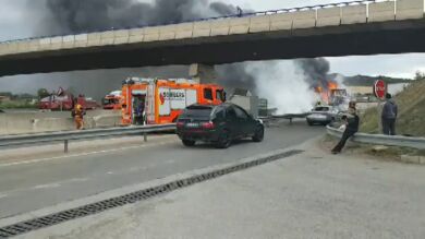Un camión que transportaba bobinas de hilo arde después de chocar contra otro camión en Beneixida
