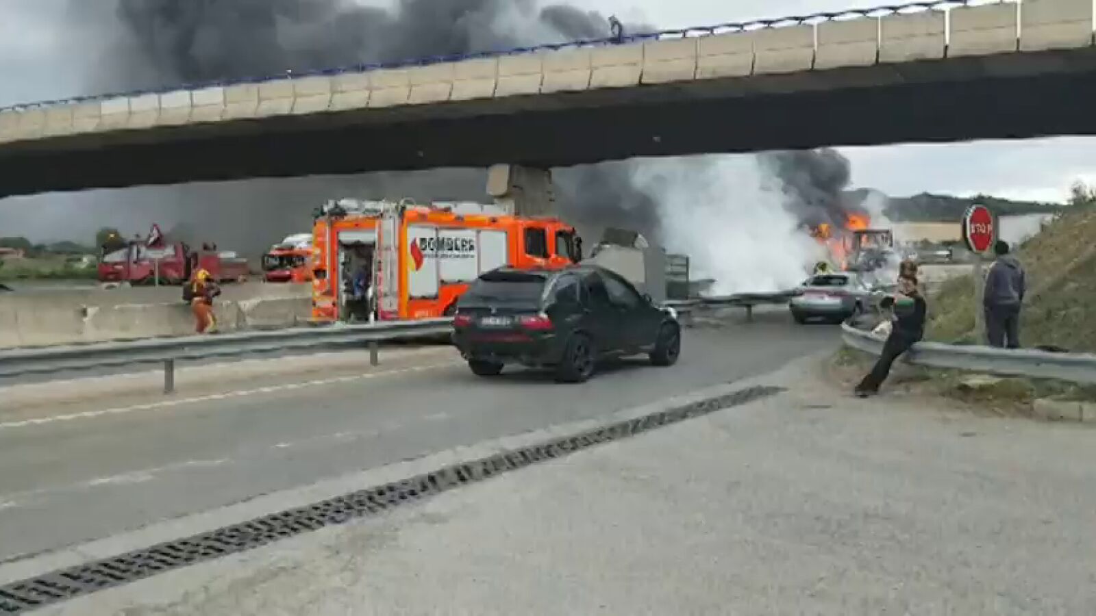 Un camión que transportaba bobinas de hilo arde después de chocar contra otro camión en Beneixida
