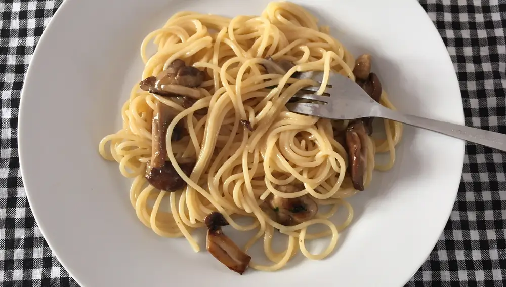 La pasta carbonara, sin carne y con setas. La pasta carbonara, sin carne y con setas.