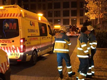 Bomberos a las puertas de la vivienda Bomberos a las puertas de la vivienda