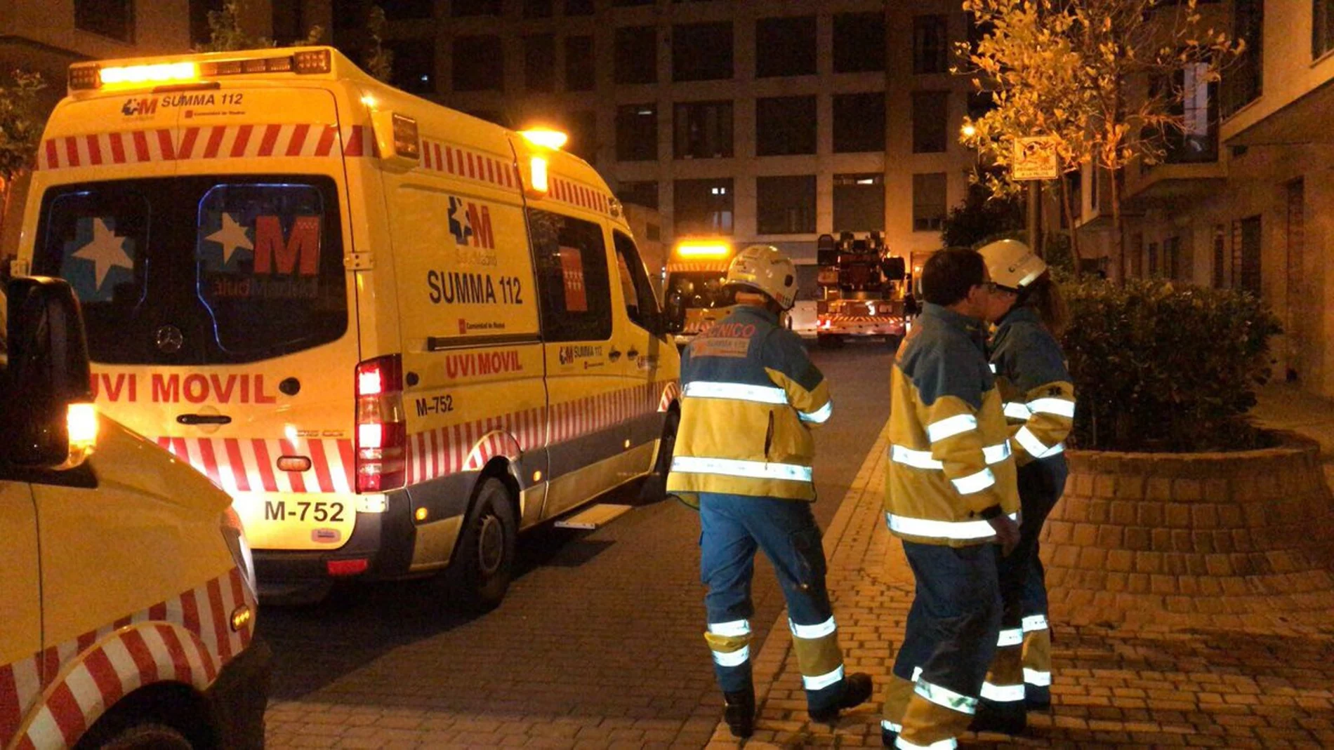 Bomberos a las puertas de la vivienda Bomberos a las puertas de la vivienda