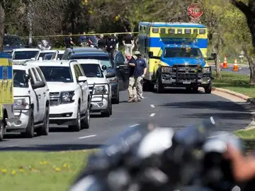 Miembros de la policía bloquean el paso en un vecindario para la relación de la explosión del domingo en el área suroeste de Austin Miembros de la policía bloquean el paso en un vecindario para la relación de la explosión del domingo en el área suroeste de Austin