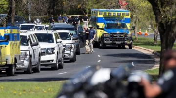 Miembros de la policía bloquean el paso en un vecindario para la relación de la explosión del domingo en el área suroeste de Austin 