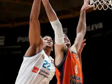 Alberto Abalde trata de encestar ante la oposición de Edy Tavares Alberto Abalde trata de encestar ante la oposición de Edy Tavares