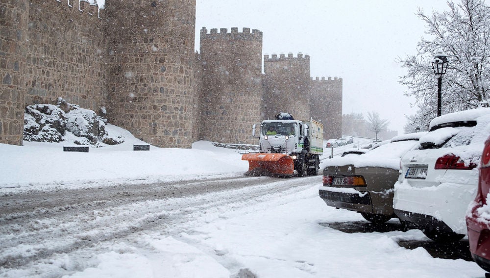 Una máquina quitanieves cerca de la muralla de Ávila