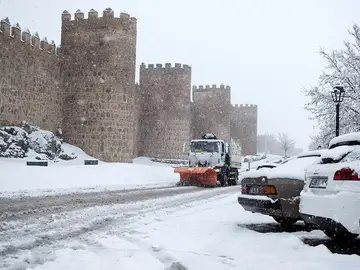 Una máquina quitanieves cerca de la muralla de Ávila Una máquina quitanieves cerca de la muralla de Ávila