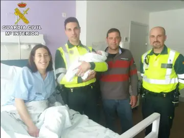 Guardia Civil de tráfico asiste en el parto de una mujer Guardia Civil de tráfico asiste en el parto de una mujer