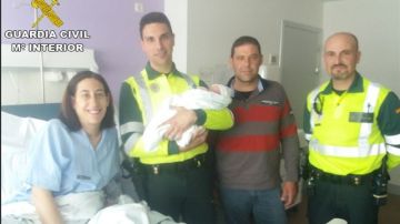 Guardia Civil de tráfico asiste en el parto de una mujer