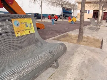 Imagen de un banco con wifi gratuito en un municipio español Imagen de un banco con wifi gratuito en un municipio español