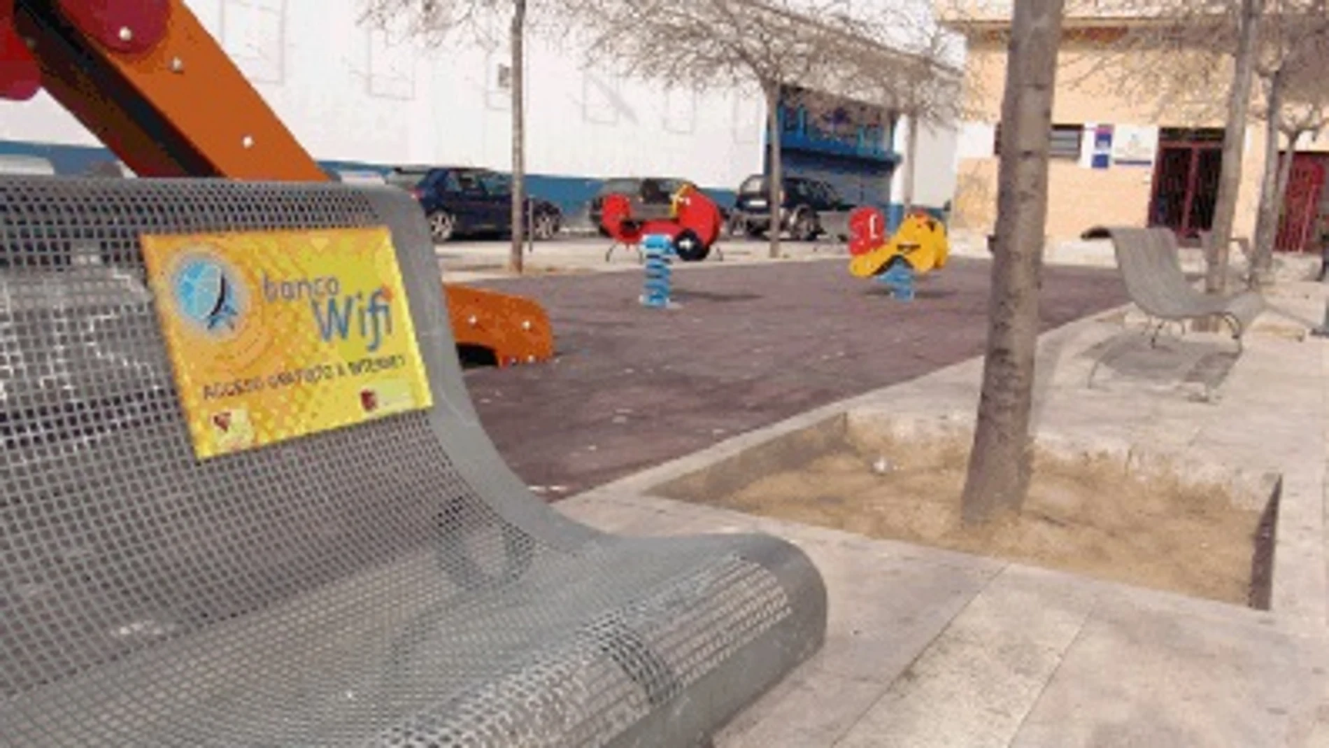 Imagen de un banco con wifi gratuito en un municipio español Imagen de un banco con wifi gratuito en un municipio español