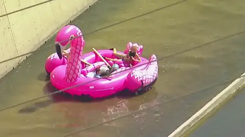 Desembocar en el Pacífico en un flamenco hinchable, el último reto 'prohibido' que intentan los 'youtubers' Desembocar en el Pacífico en un flamenco hinchable, el último reto 'prohibido' que intentan los 'youtubers'