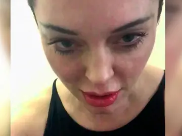 Rose McGowan en su mensaje a Harvey Weinstein Rose McGowan en su mensaje a Harvey Weinstein