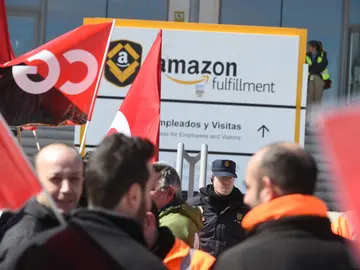 Trabajadores de Amazon frente a la sede de la empresa en San Fernando de Henares Trabajadores de Amazon frente a la sede de la empresa en San Fernando de Henares