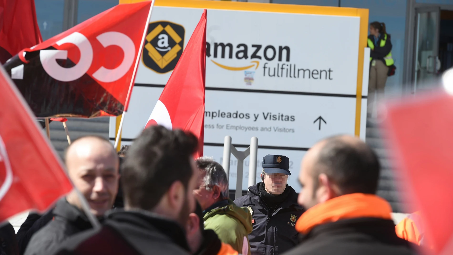 Trabajadores de Amazon frente a la sede de la empresa en San Fernando de Henares Trabajadores de Amazon frente a la sede de la empresa en San Fernando de Henares
