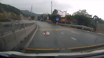 El bebé gateando en la carretera