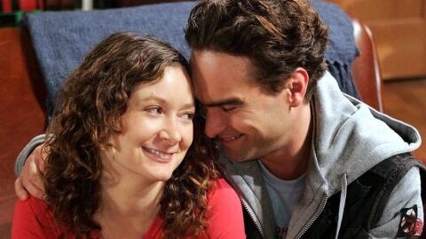 Johnny Galecki y Sarah Gilbert en 'The Big Bang Theory'