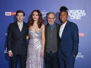 Steven Spielberg junto a Tye Sheridan, Olivia Cooke y Lena Whaite