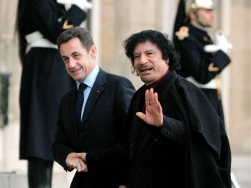 El entonces presidente francés, Nicolas Sarkozy y el líder libio Muamar Gadafi durante un encuentro