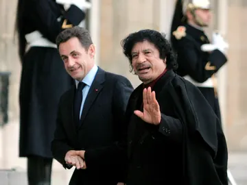 El entonces presidente francés, Nicolas Sarkozy y el líder libio Muamar Gadafi durante un encuentro El entonces presidente francés, Nicolas Sarkozy y el líder libio Muamar Gadafi durante un encuentro