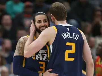 Ricky Rubio abraza a su compañero Joe Ingles Ricky Rubio abraza a su compañero Joe Ingles