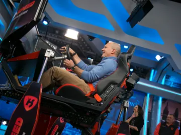 Antonio Banderas se atreve con el simulador extremo de carreras en 'El Hormiguero 3.0' Antonio Banderas se atreve con el simulador extremo de carreras en 'El Hormiguero 3.0'