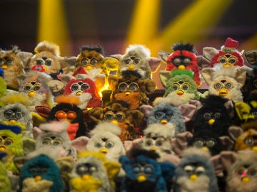 Una gran orquesta de Furbys deja alucinado a Antonio Banderas en 'El Hormiguero 3.0'