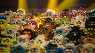 Una gran orquesta de Furbys deja alucinado a Antonio Banderas en 'El Hormiguero 3.0'