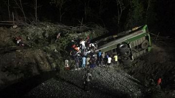 Un autobús de pasajeros cae en un barranco en Filipinas