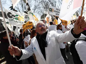 Manifestación convocada por el colectivo médico a las puertas del Ministerio de Sanidad Manifestación convocada por el colectivo médico a las puertas del Ministerio de Sanidad