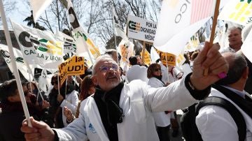Manifestación convocada por el colectivo médico a las puertas del Ministerio de Sanidad