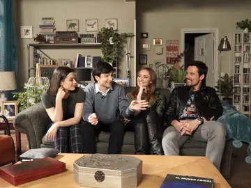 Travesuras bajo las sábanas y una escena de sexo con pelos y señales en el 'Sofá de Élite' Travesuras bajo las sábanas y una escena de sexo con pelos y señales en el 'Sofá de Élite'