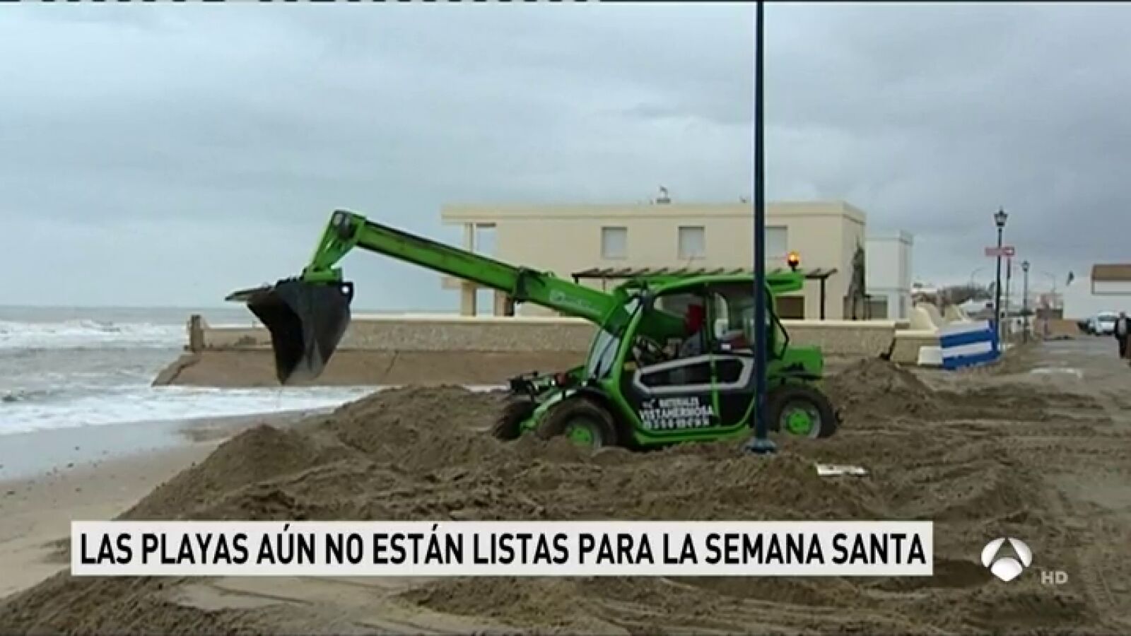 Remite el temporal y en las playas de Andalucía trabajan a contrarreloj para estar listas en Semana Santa