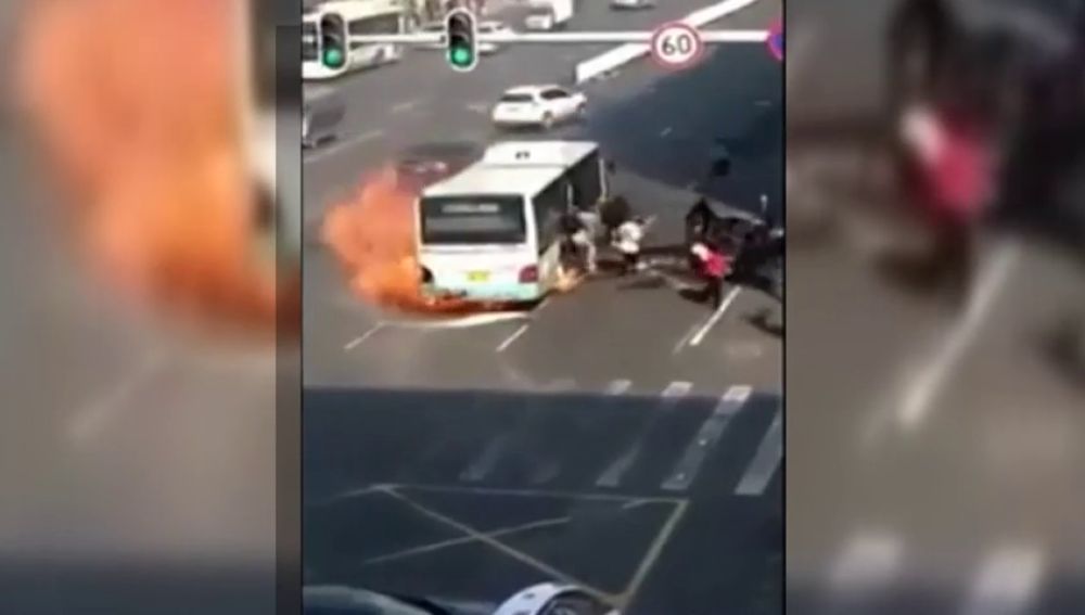 Tres heridos tras un incendio en un autobús en China