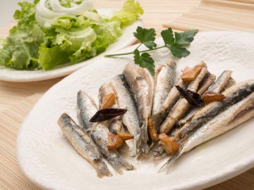 Anchoas fritas con ensalada Anchoas fritas con ensalada
