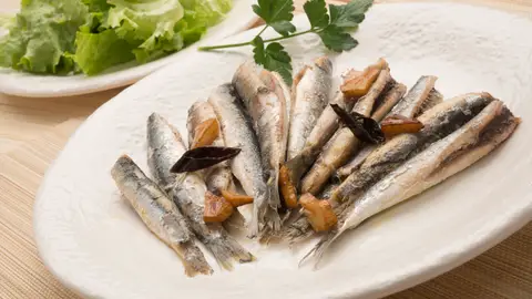 Anchoas fritas con ensalada Anchoas fritas con ensalada